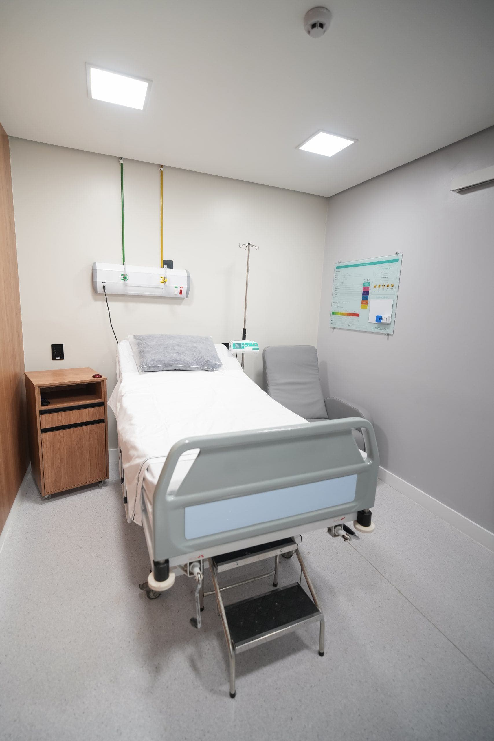 Quarto com leito hospitalar