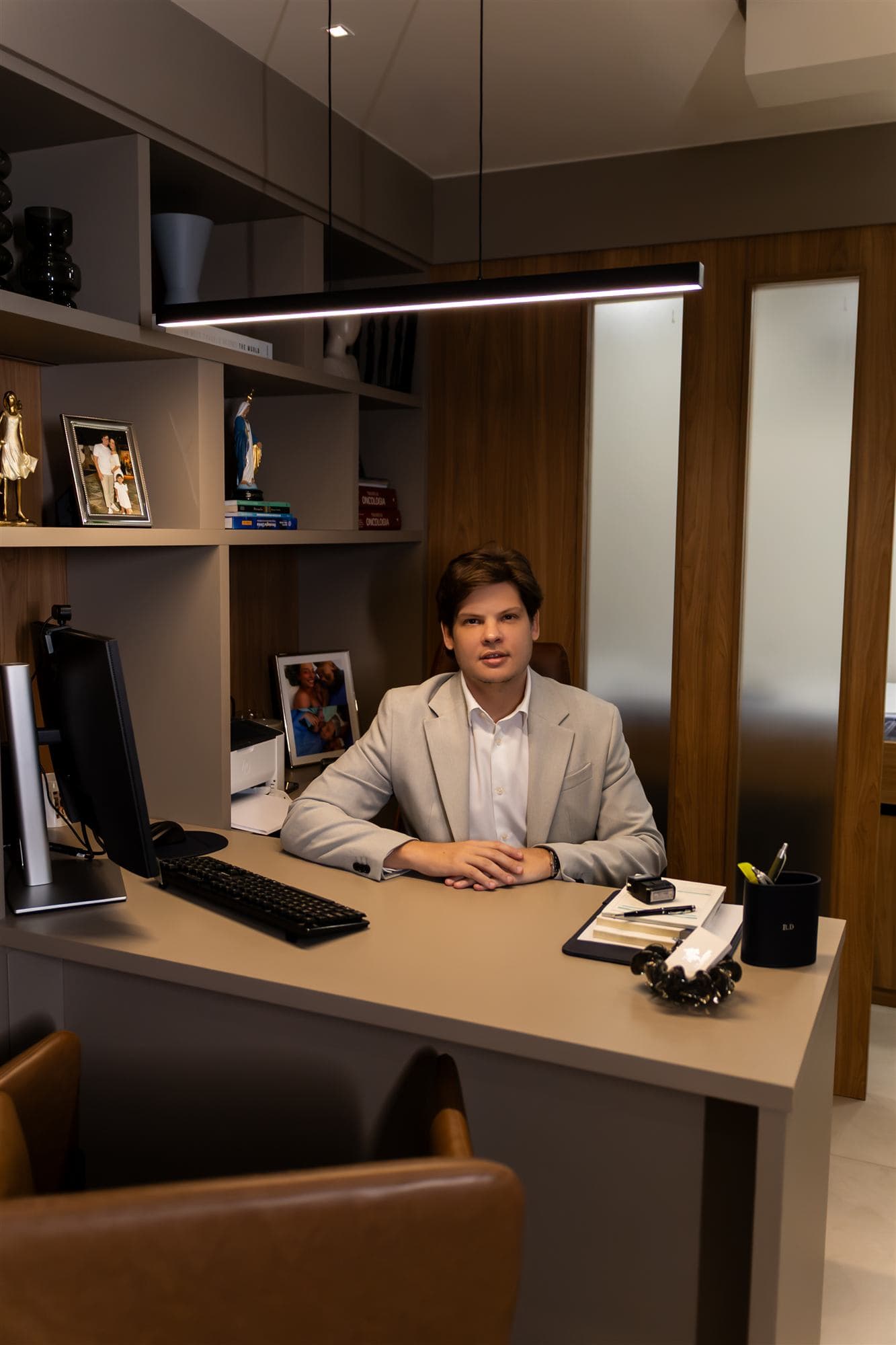 Dr. Raul Dutra em sua mesa de trabalho